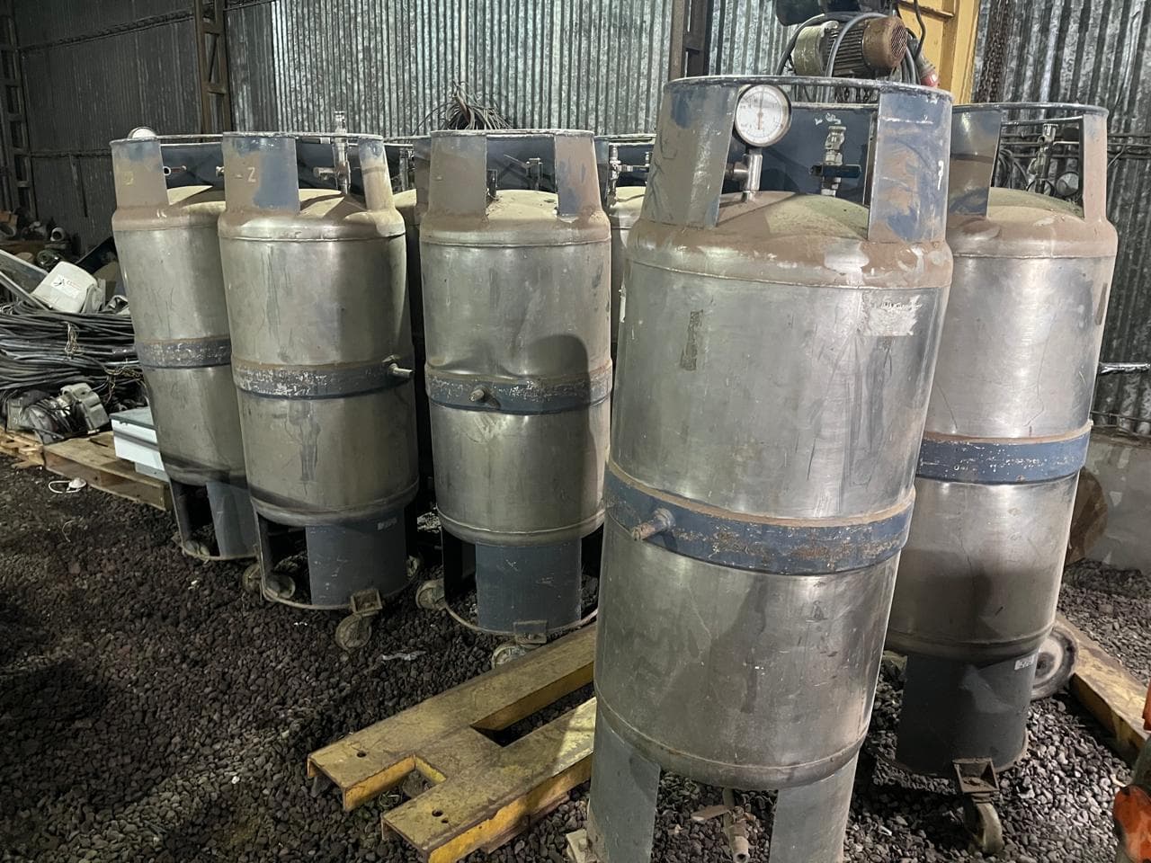 TANQUES DE ACERO INOXIDABLES  Con manómetro y ruedas, Cantidad: 8 unidades, Condición: usado. LOC: Salto, provincia de Buenos Aires