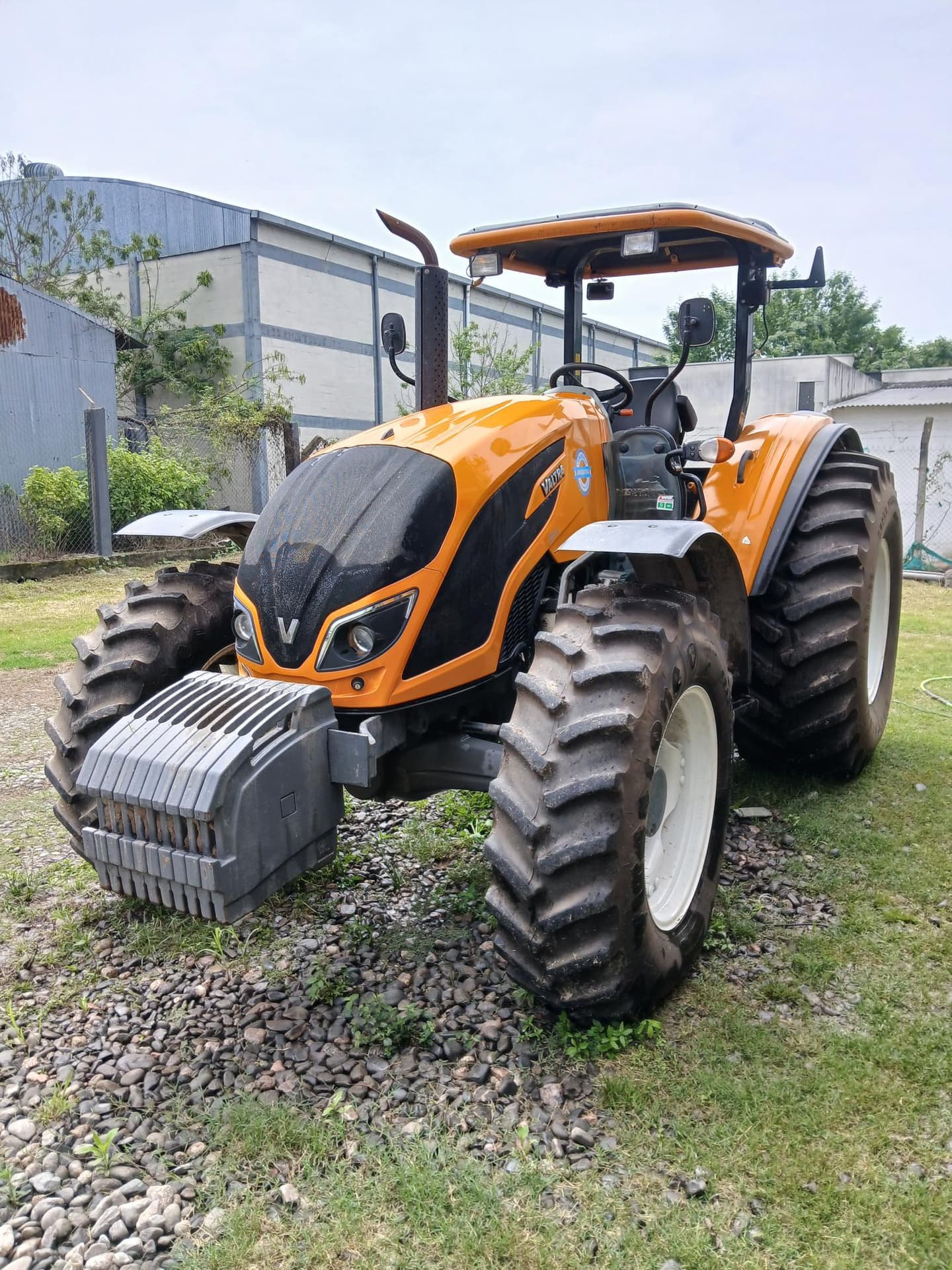 VALTRA TRACTOR A114P, Año 2023. DOM: ESQ81. Ubicación: Playa San Miguel de Tucumán, provincia de Tucumán