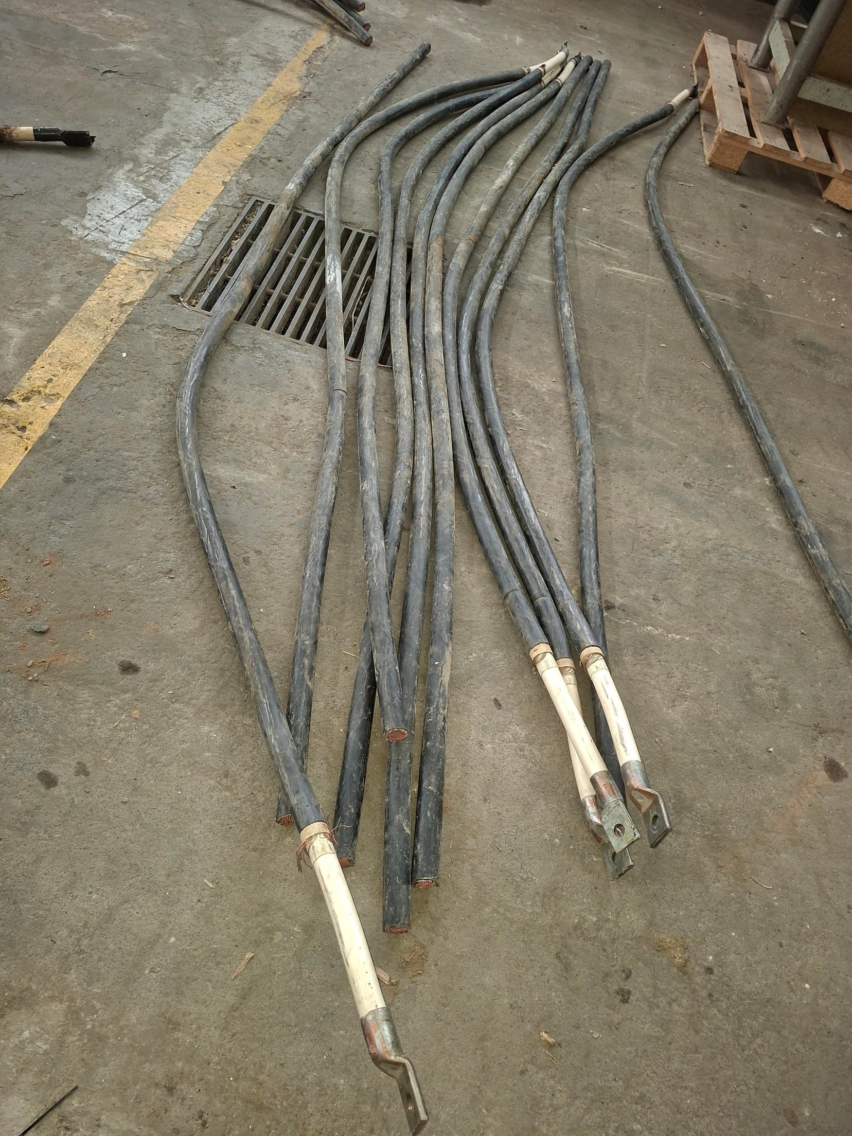 Cables de baja tensión, Cantidad: 90 metros aprox, Condición: usado. LOC: General Lagos, provincia de Santa Fe