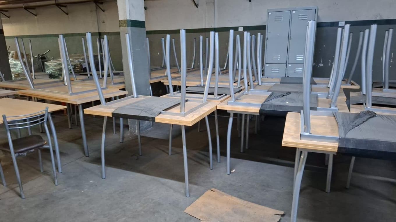 MESAS Y SILLAS, Cantidad: 197 unidades, Condición: usado, con posibles faltantes. LOC: AVELLANEDA, provincia de Buenos Aires