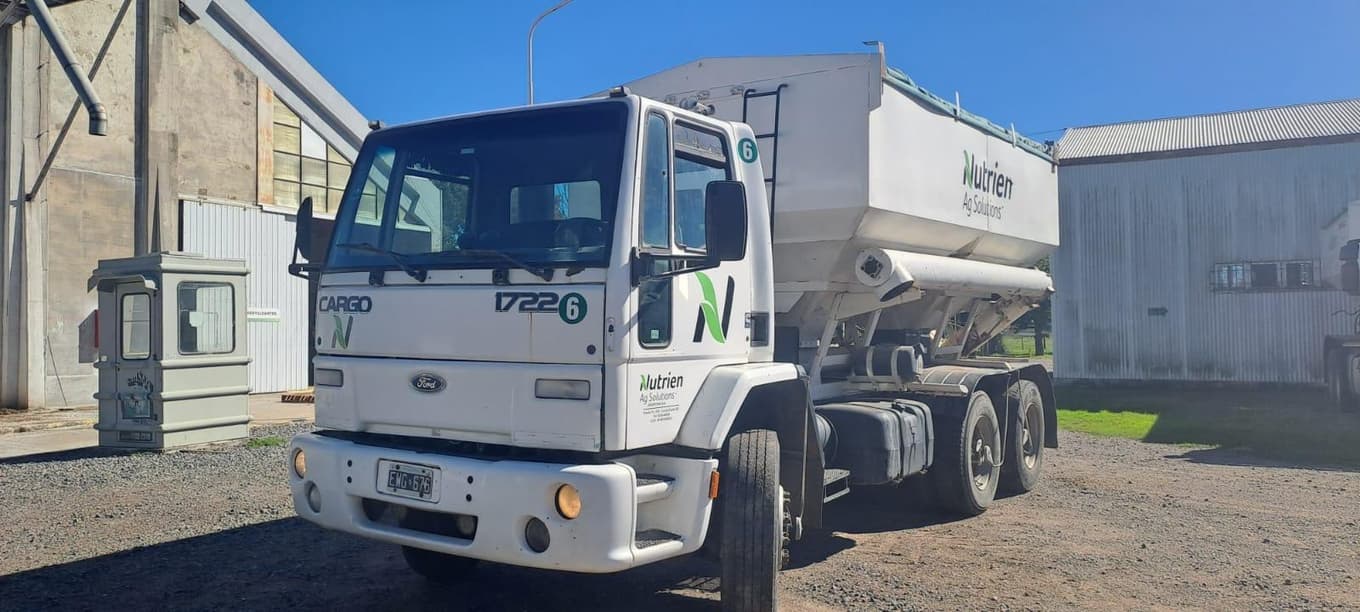 FORD TRACTOR DE CARRETERA CARGO 1722, Año 2005. DOM: EWG676. Ubicación: Cucha Cucha, provincia de Buenos Aires