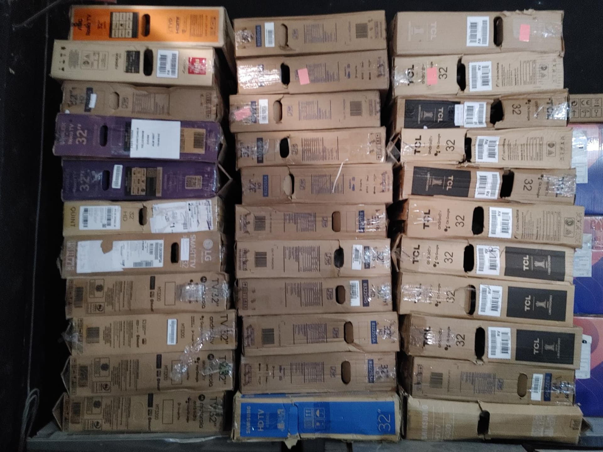 Smart TV Varias, Cantidad: 36 unidades, Condición: rezago. LOC: Parada Robles, provincia de Buenos Aires