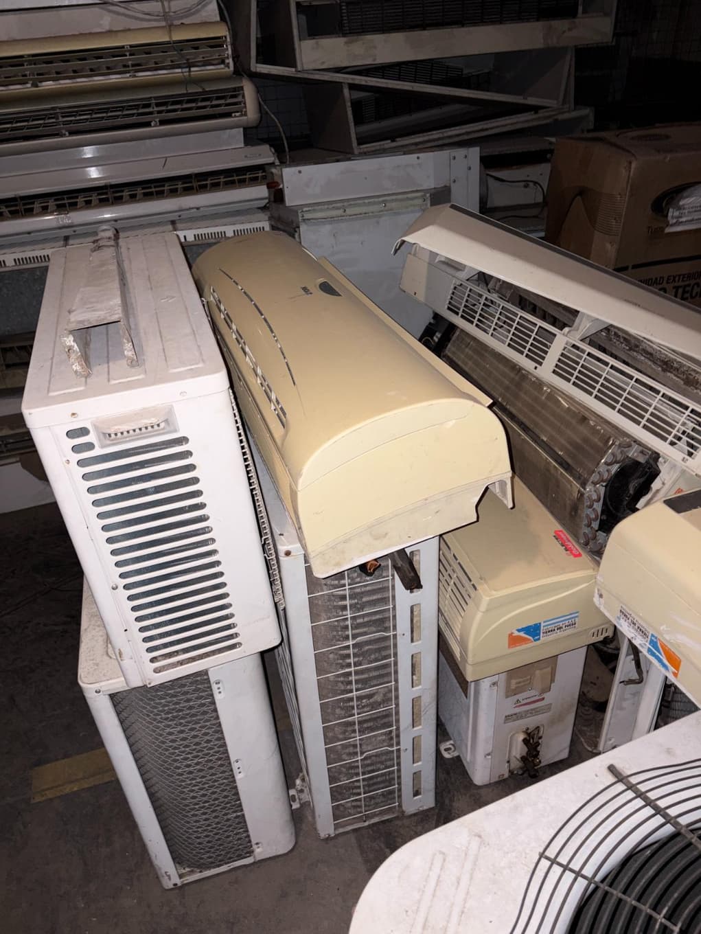 Equipos de Aires Acondicionados, Cantidad: Varios, Condición: usado, con posibles faltantes. LOC: , provincia de Córdoba