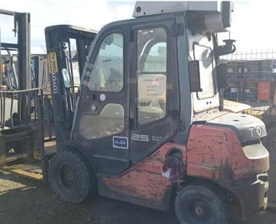 AUTOELEVADOR TOYOTA, Año: 2016, Cantidad: 1 unidad, Condición: usado, con posibles faltantes. LOC: Puerto Madryn, provincia de Chubut