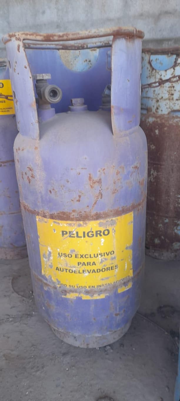 GARRAFAS / ENVASES DE GAS P/AUTOELEVADOR, Cantidad: 4 unidades, Condición: usado. LOC: Don Torcuato, provincia de Buenos Aires