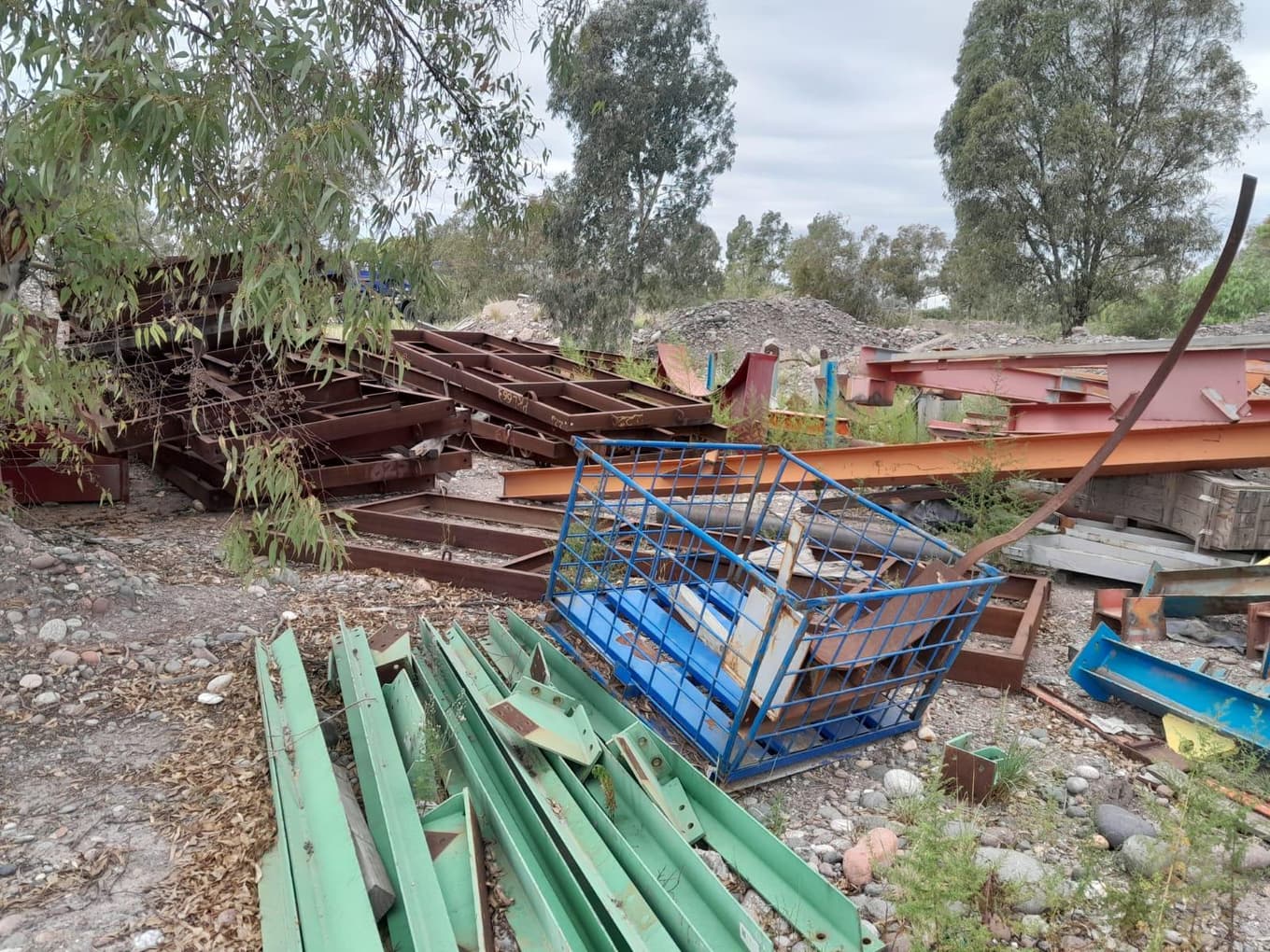 Estructuras de hierro, Cantidad: 300 toneladas aprox, Condición: rezago. LOC: CILC, Luján de Cuyo, provincia de Mendoza