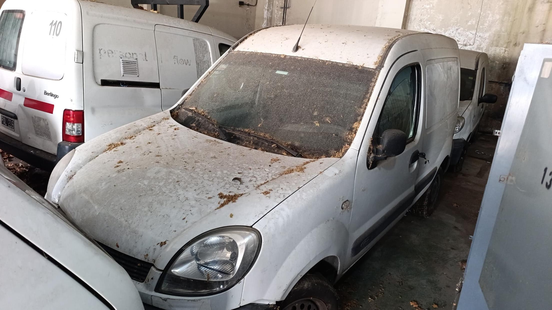 RENAULT FURGON KANGOO CONFORT 1.6 CD AA DA SVT1PL, Año 2011. DOM: KSO854. Ubicación: San Isidro, provincia de Buenos Aires
