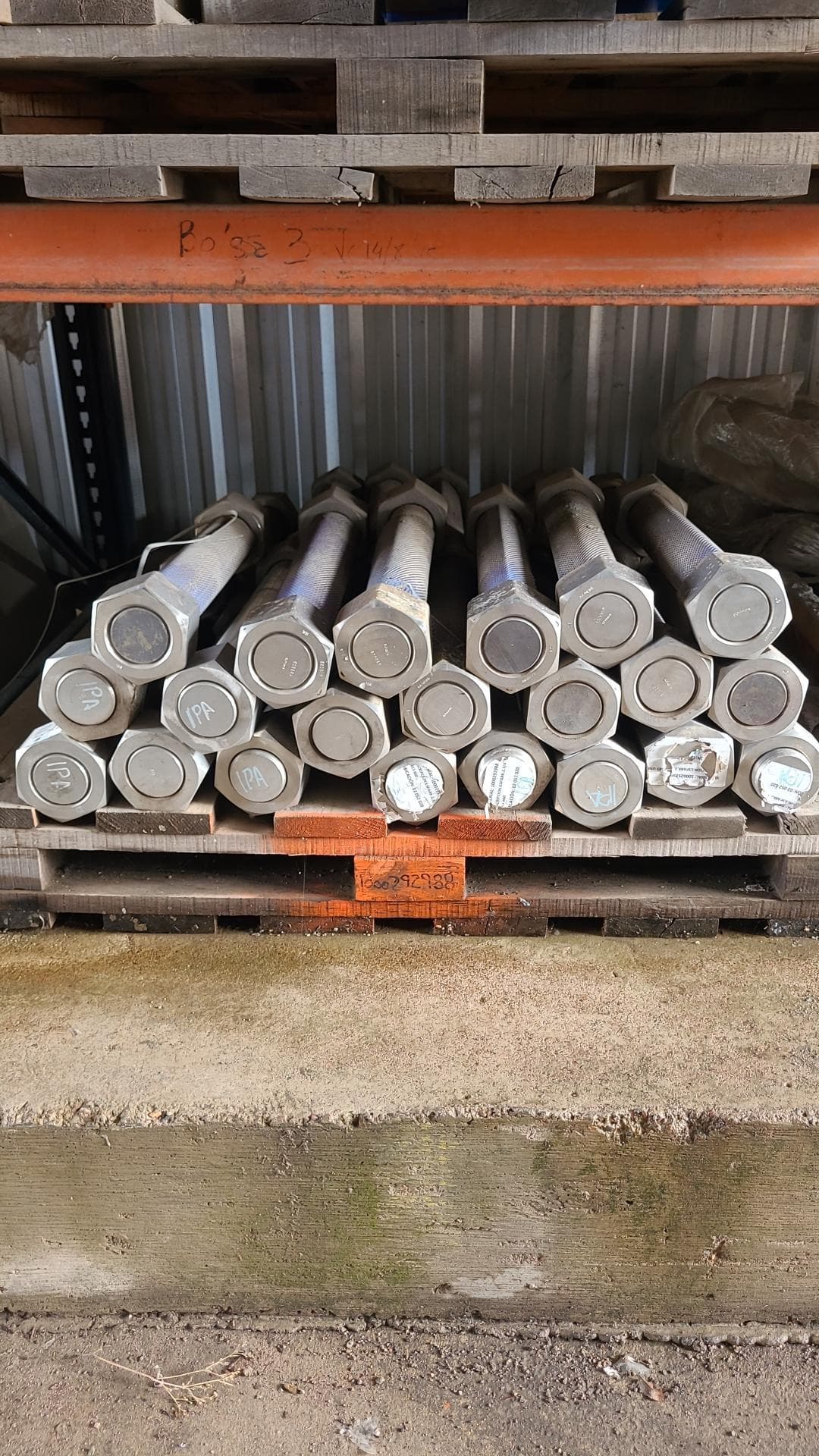MATERIALES Y HERRAMIENTAS VARIAS, Cantidad: 2876 unidades, Condición: sin uso. LOC: Refinería Luján de Cuyo, provincia de Mendoza