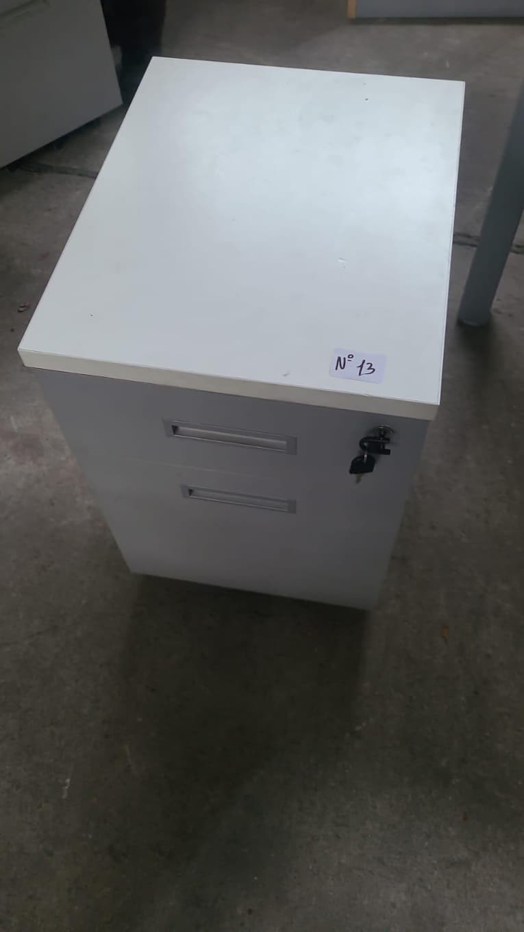 Cajoneras, banqueta y silla de arrime., Cantidad: 16 unidades, Condición: usado. LOC: Ciudad Autónoma de Buenos Aires