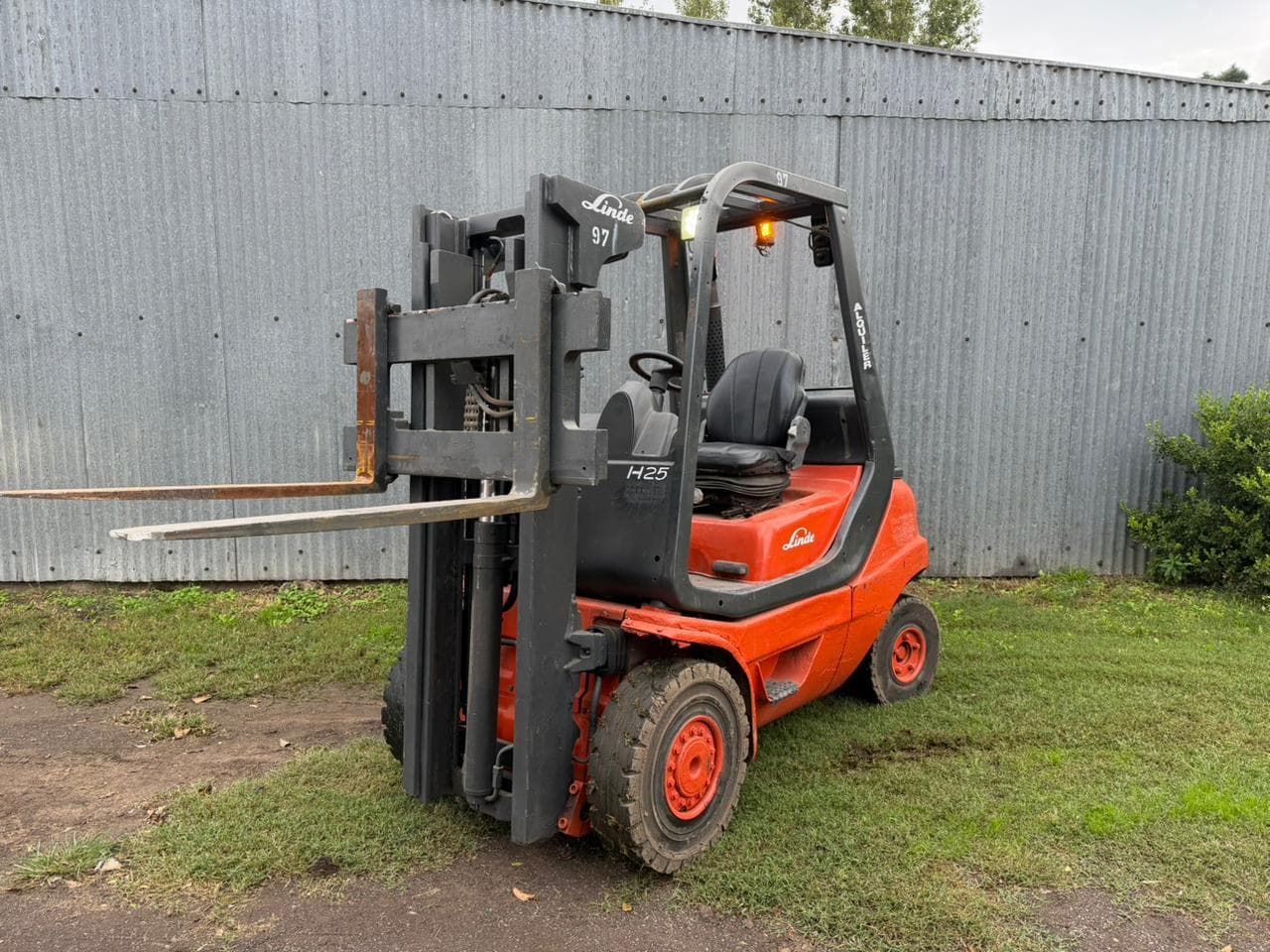 AUTOELEVADOR LINDE H25d-03 Torre Doble (sin desplazador), Año: 1998, Cantidad: 1 unidad, Condición: usado, con posibles faltantes. LOC: Salto, provincia de Buenos Aires