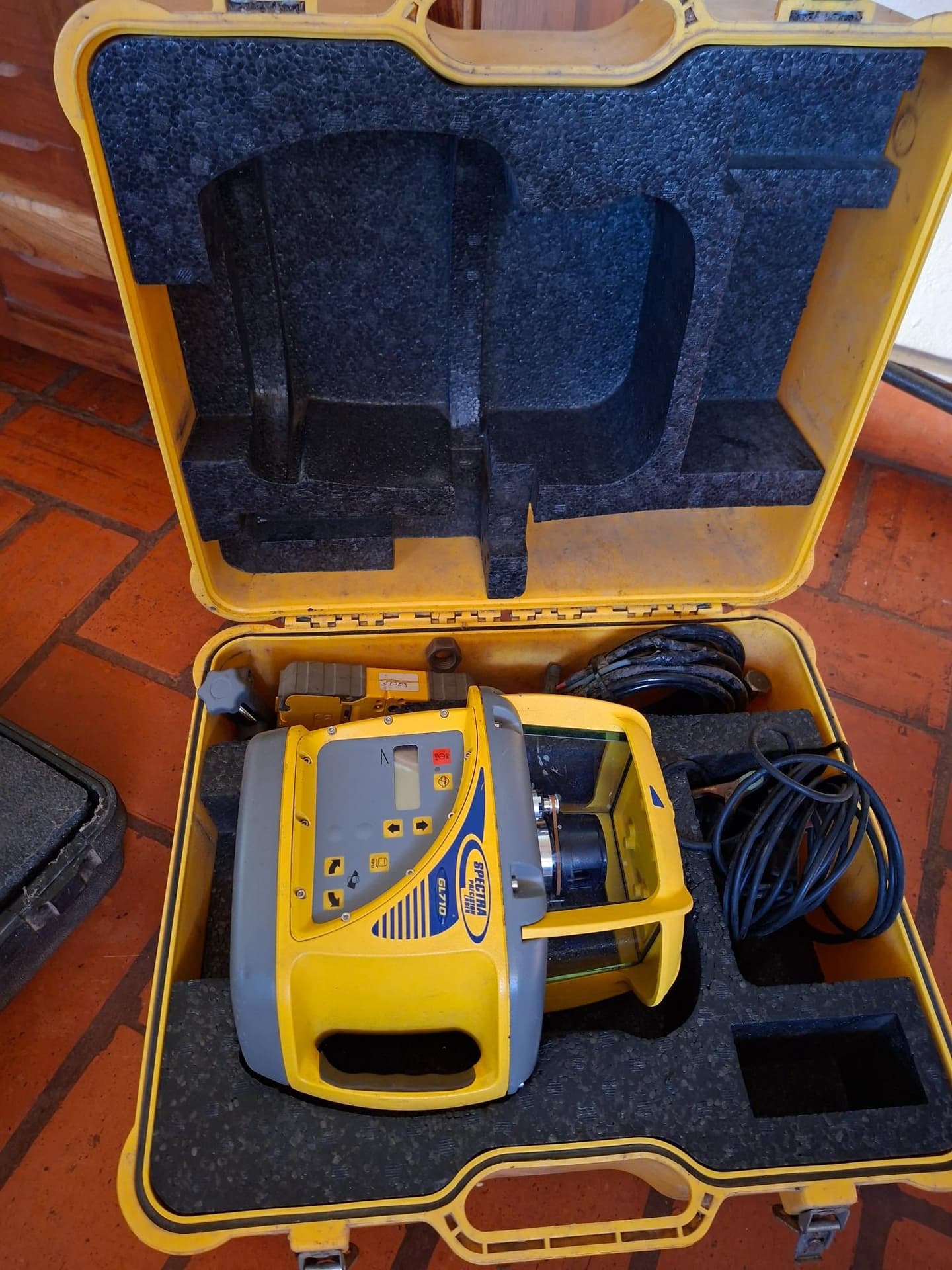 NIVEL LASER, Cantidad: 1 unidad, Condición: usado, con posibles faltantes. LOC: Estancia San Jose, Departamento San Juan Bautista, Misiones, Paraguay.