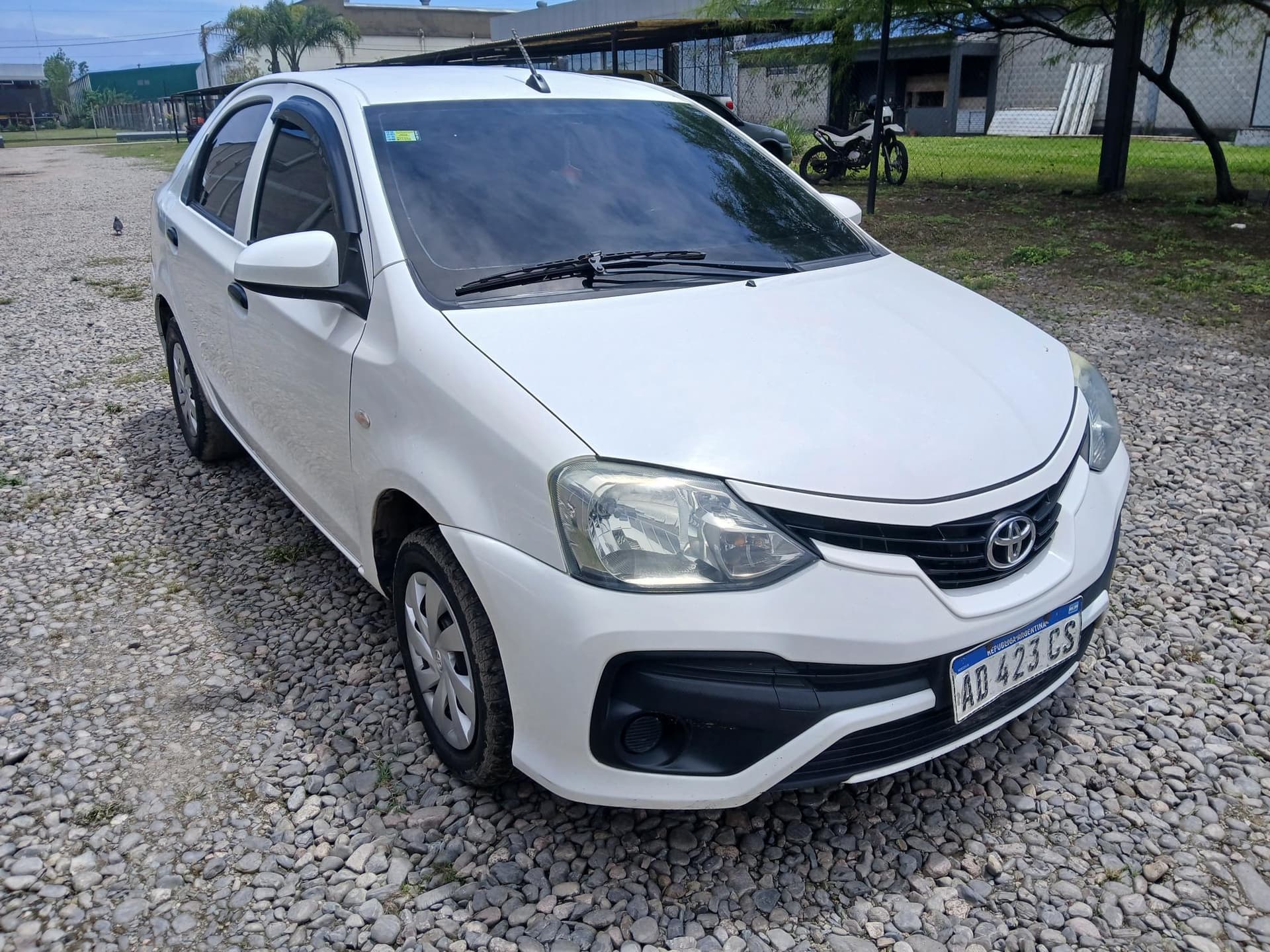 TOYOTA SEDAN 4 PUERTAS ETIOS X 1.5 6M/T, Año 2019. DOM: AD423CS. Ubicación: Playa San Miguel de Tucumán, provincia de Tucumán