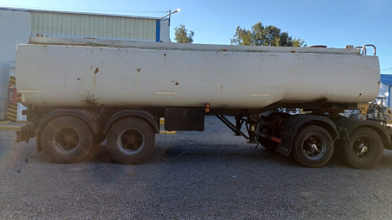INDECAR ACOPLADO TANQUE , Año 1986. DOM: WIF652. Ubicación: El Arbolito, provincia de Buenos Aires