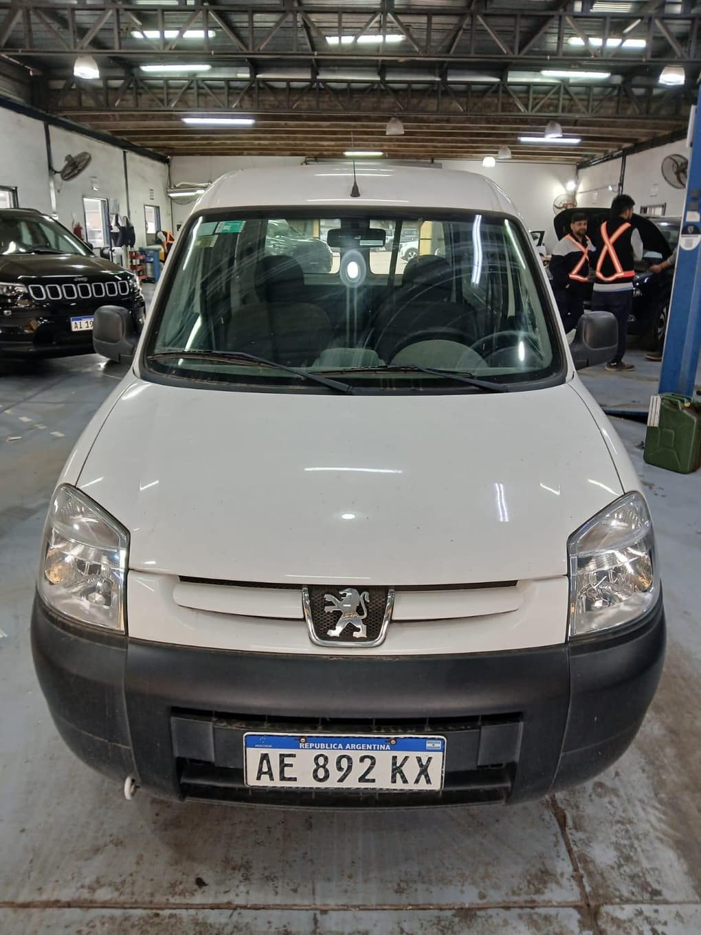 Peugeot Furgón Partner Confort 1.6 HDI 92, Año 2021. DOM:  AE892KX . Ubicación: Palomar, provincia de Buenos Aires