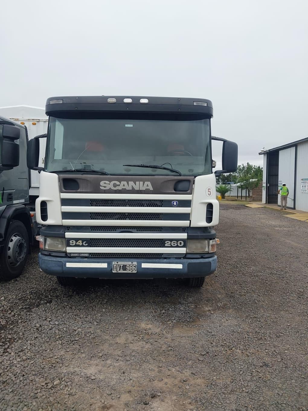 SCANIA CHASIS C/CABINA P94CB, Año 2001. DOM: DVI986. Ubicación: Paraná, provincia de Entre Ríos