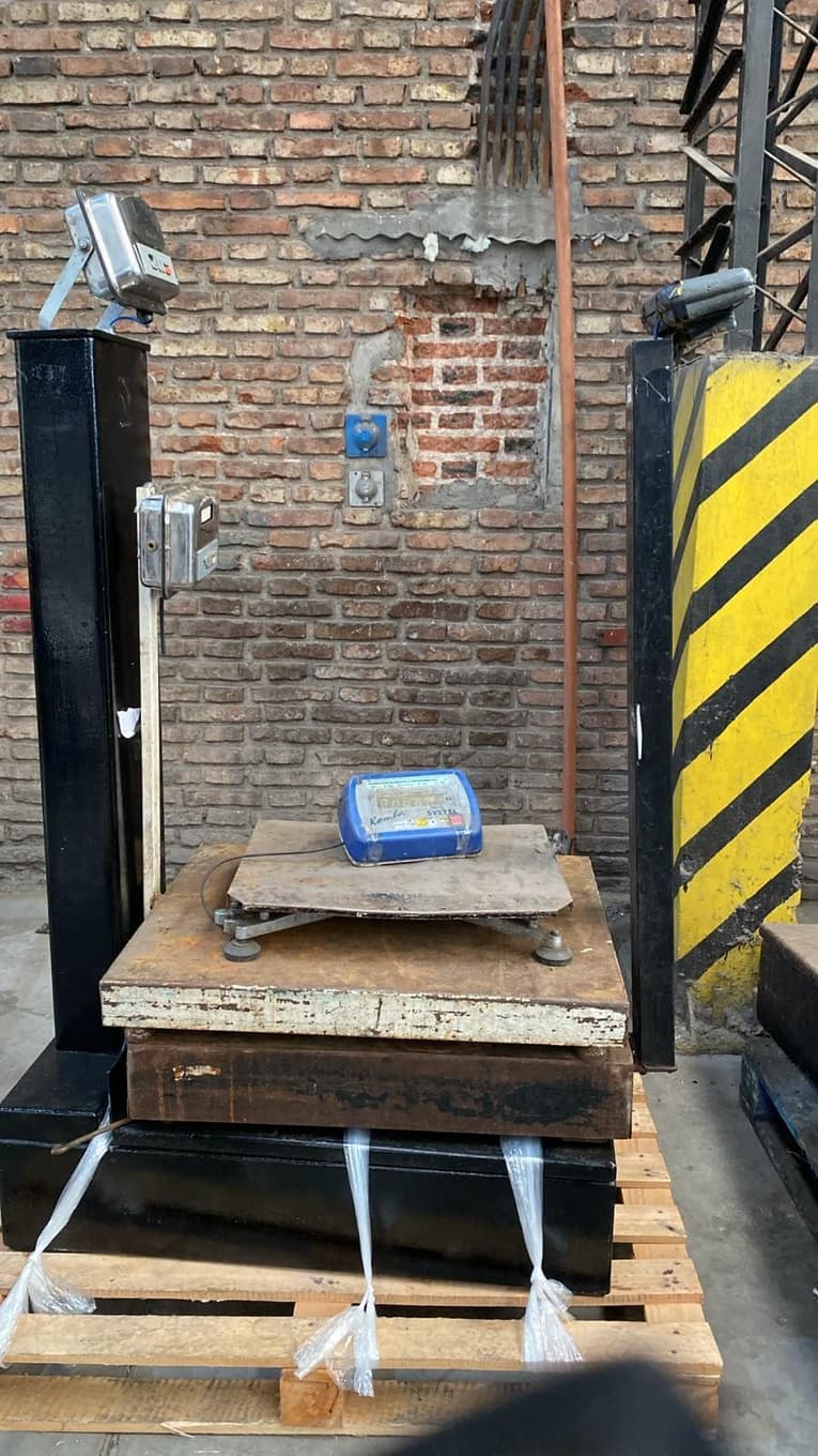 Balanza Electronica y de pie, Cantidad: 4 unidades, Condición: usado, con posibles faltantes. LOC: Ciudad Autónoma de Buenos Aires