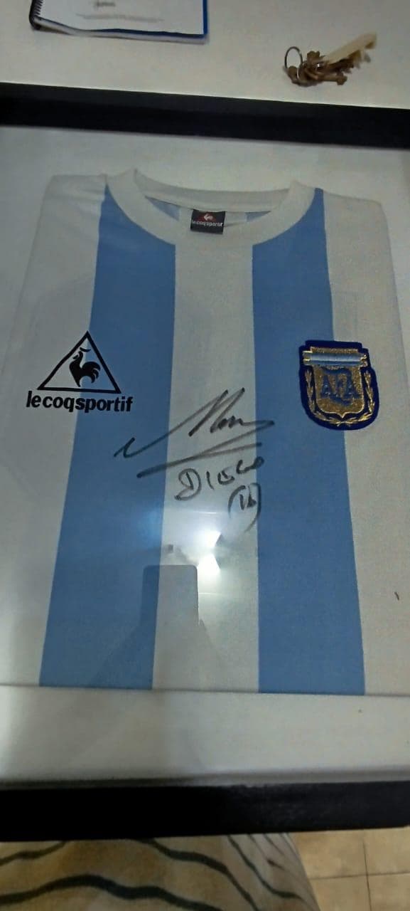 Camiseta autografiada por Diego Armando Maradona Leq Coq Sportif Argentina AFA 86, Cantidad: 1 unidad, Condición: excelente. LOC: Córdoba, provincia de Córdoba