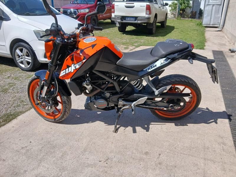 KTM MOTOCICLETA DUKE 200, Año 2023. DOM: A180KAZ. Ubicación: San Miguel de Tucumán, provincia de Tucumán