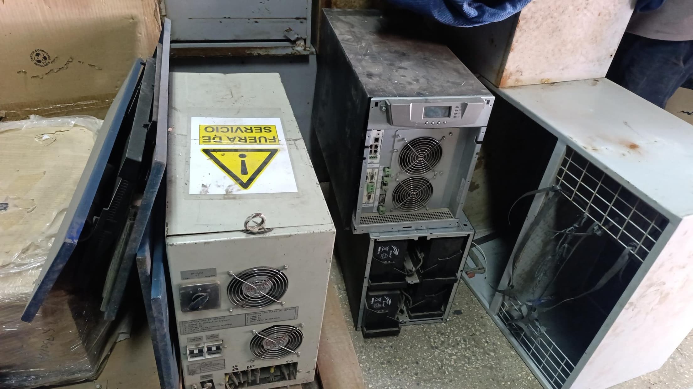 LOTE UPS Y TABLERO, Cantidad: 5 unidades, Condición: usado, con posibles faltantes. LOC: GODOY CRUZ, provincia de Mendoza