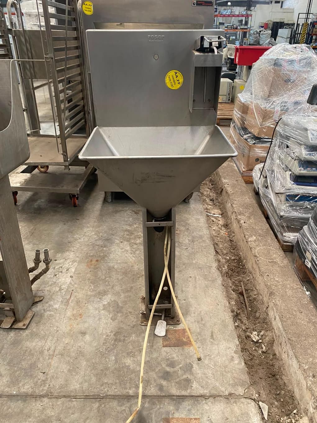 Carro hidráulico, carro con estante, dispenser de pan y Más., Cantidad: 11 unidades, Condición: usado, con posibles faltantes. LOC: Ciudad Autónoma de Buenos Aires