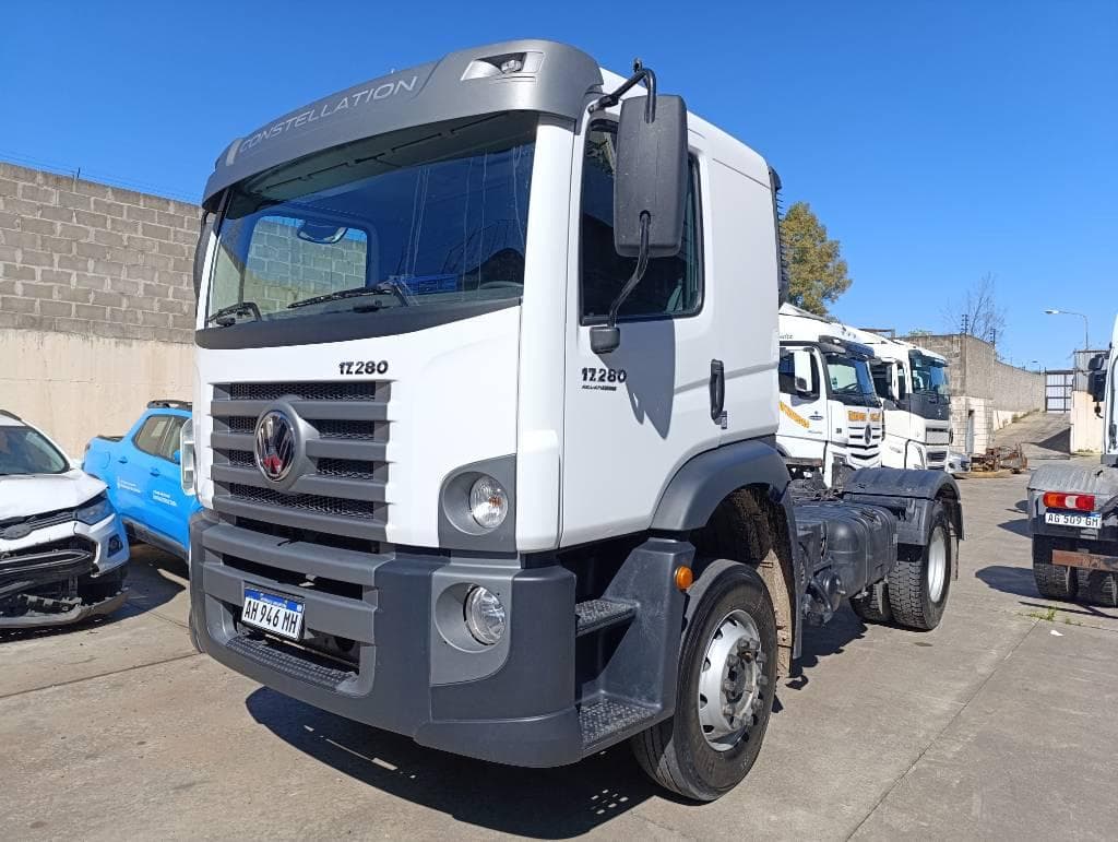 VOLKSWAGEN TRACTOR C/ CABINA DORMITORIO CONSTELLATION 17.280 LR T, Año 2025. DOM: AH946MH. Ubicación: San Fernando, provincia de Buenos Aires