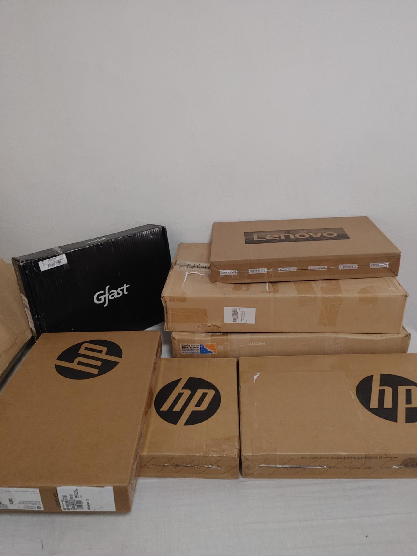 NOTEBOOK Y MONITORES, Cantidad: 7 unidades, Condición: varios. LOC: CIUDADELA, provincia de Buenos Aires