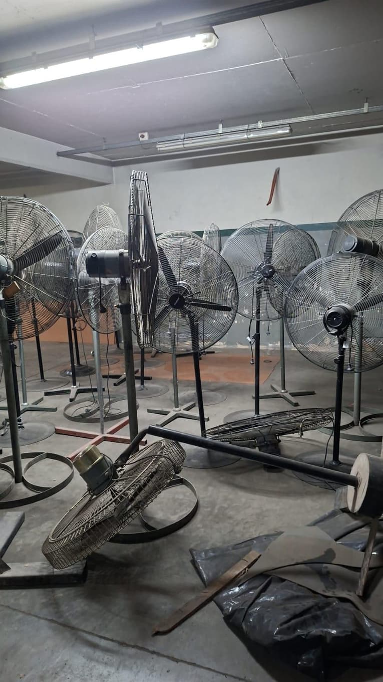 VENTILADORES DE PIE Se desconoce Se desconoce 800 mm., Cantidad: 50 unidades, Condición: usado, con posibles faltantes. LOC: AVELLANEDA, provincia de Buenos Aires