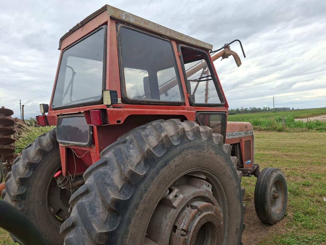Tractor Massey Ferguson MF 1185 (tracción simple), Año: 1983, Cantidad: 1 unidad, Condición: usado, con posibles faltantes. LOC: Arroyito, provincia de Córdoba