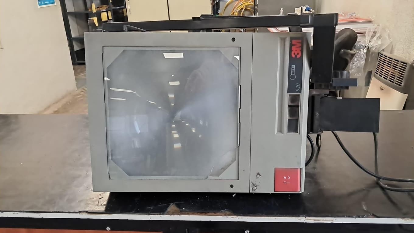 Proyector de transparecias 3M, Cantidad: 1 unidad, Condición: usado, con posibles faltantes. LOC: Ciudad Autónoma de Buenos Aires