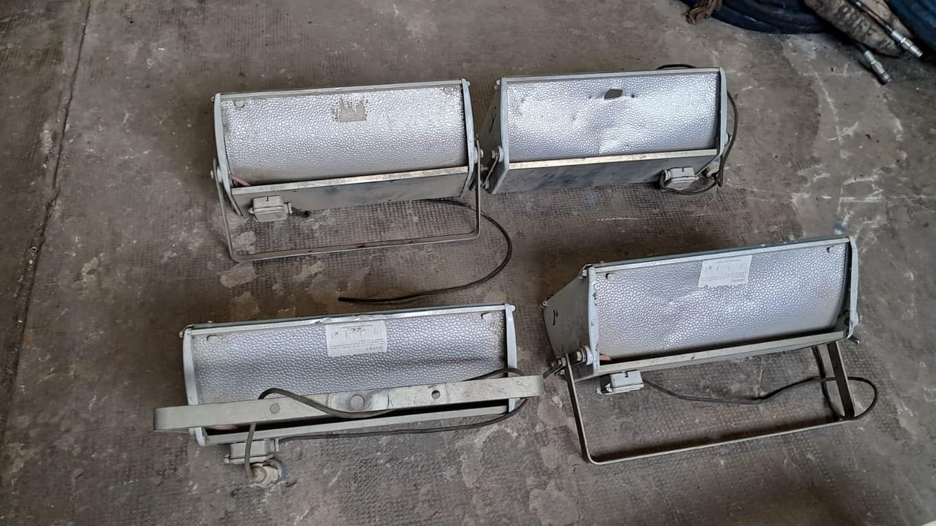 Proyectores Frihel 67124, Cantidad: 4 unidades, Condición: usado, con posibles faltantes. LOC: Ciudad Autónoma de Buenos Aires