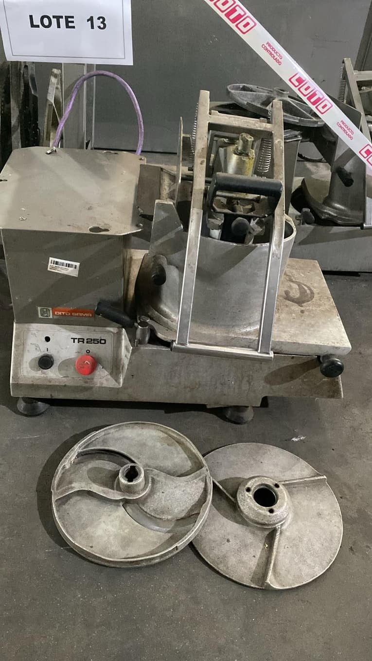 Procesadora Industrial TR - 250, Cantidad: 3 unidades, Condición: usado, con posibles faltantes. LOC: Ciudad Autónoma de Buenos Aires