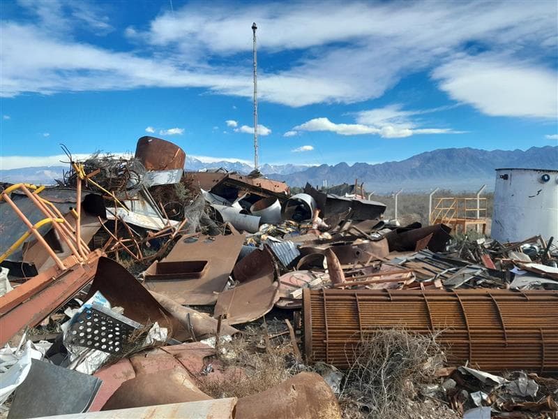 Chatarra ferrosa, Cantidad: 1500 toneladas aprox, Condición: rezago. LOC: Refinería Luján de Cuyo, provincia de Mendoza