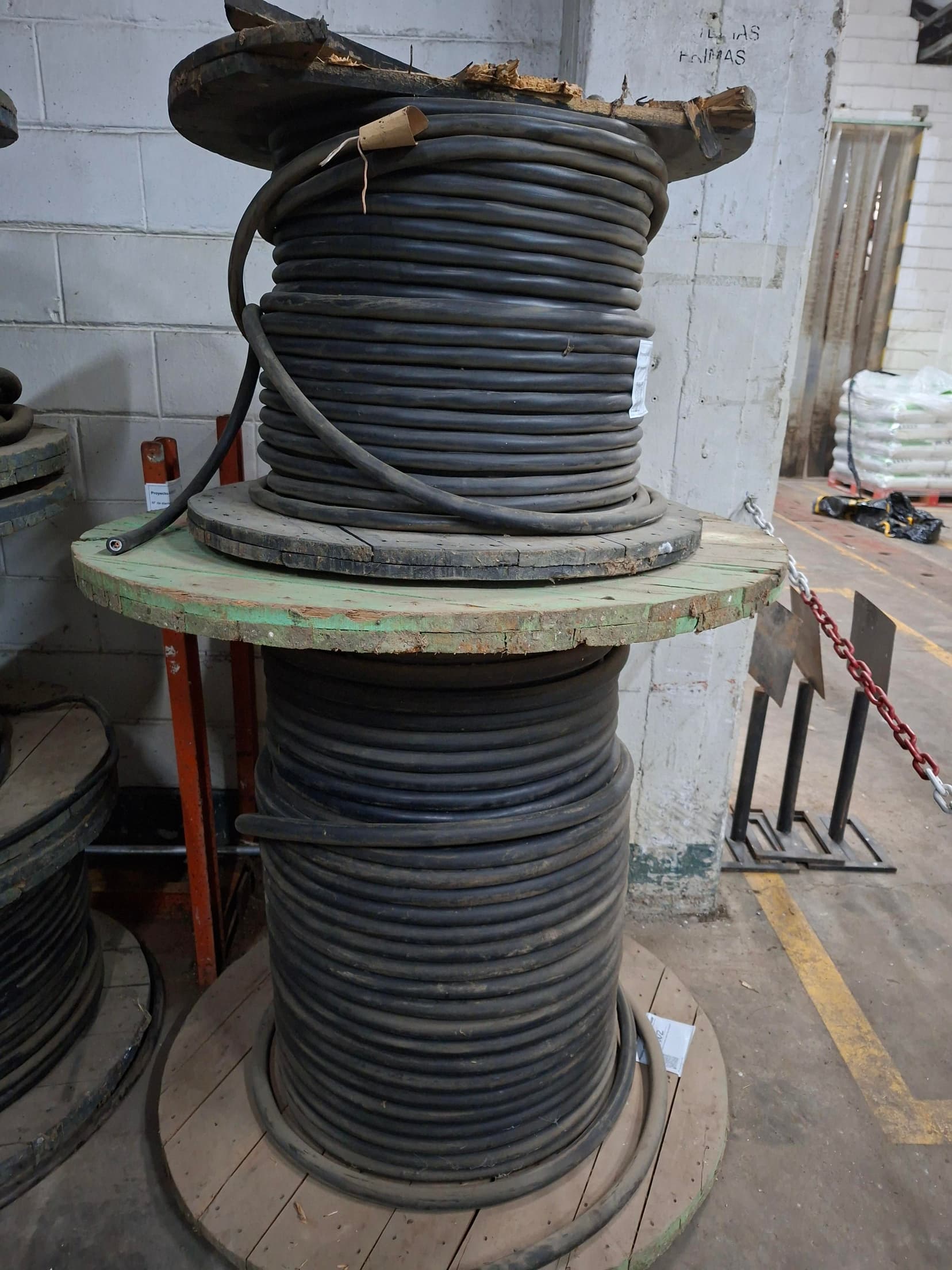 Bobinas de cables, Cantidad: 3.600 Metros aprox, Condición: varios. LOC: Genera Lagos, provincia de Santa Fe