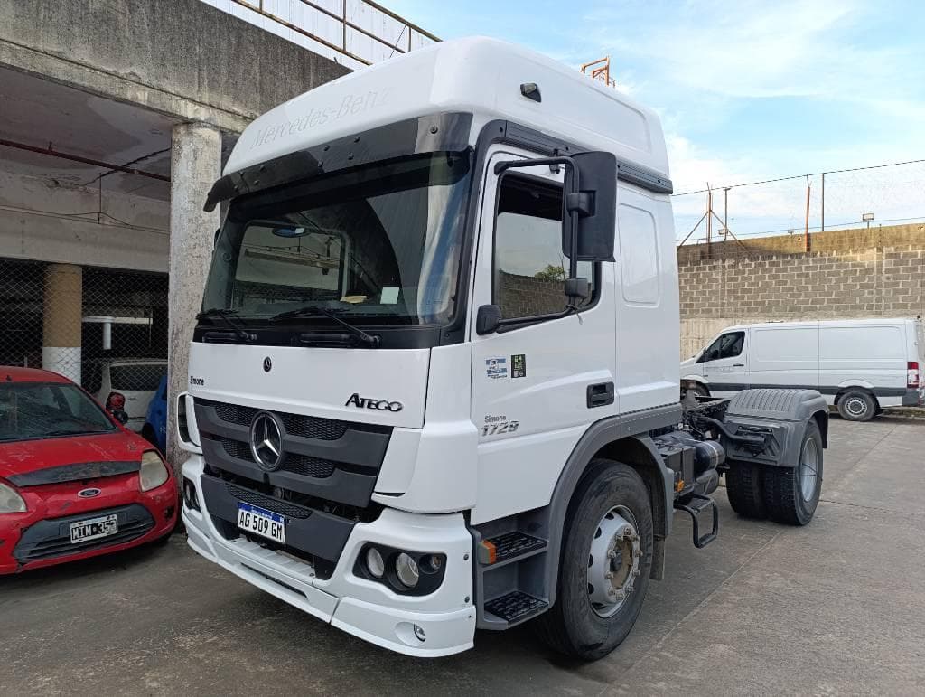MERCEDES BENZ TRACTOR C/ CABINA DORMITORIO 958 ATEGO 1729 S 36 CD TE, Año 2024. DOM: AG509GM. Ubicación: San Fernando, provincia de Buenos Aires