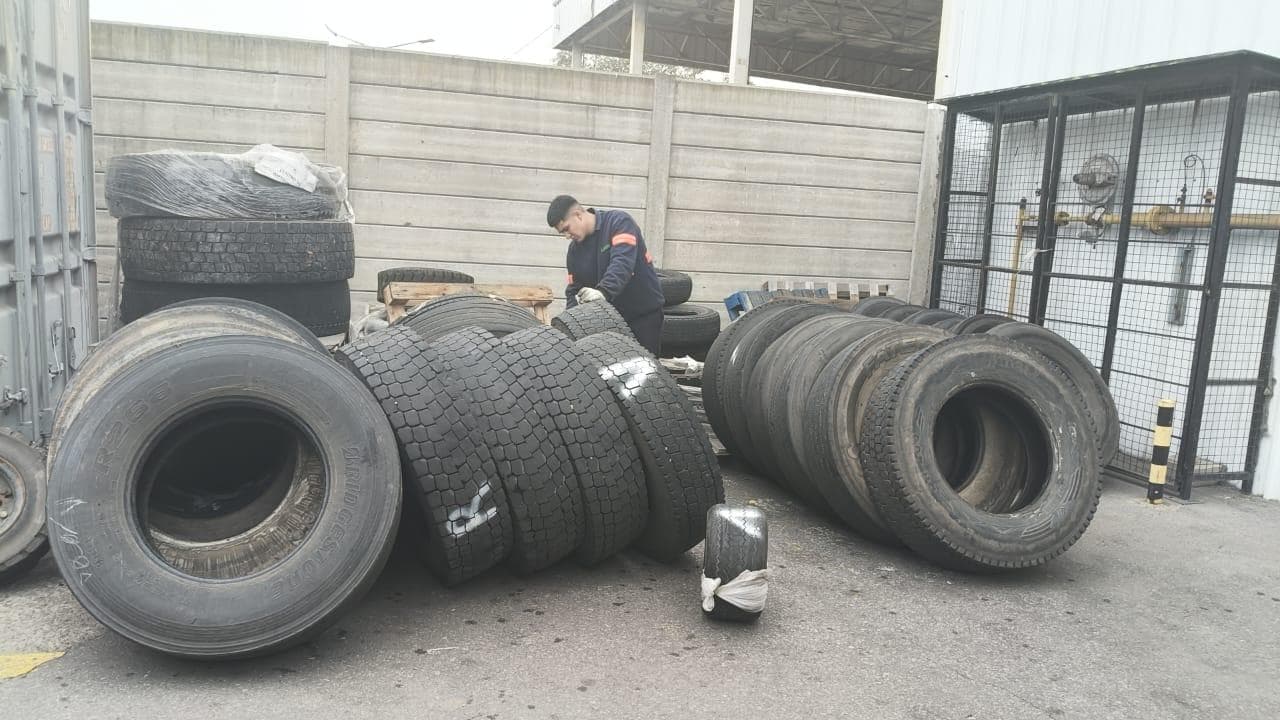 Cubiertas varios tamaños, Cantidad: 142 unidades, Condición: Rezago. LOC: Esteban Echeverría, provincia de Buenos Aires