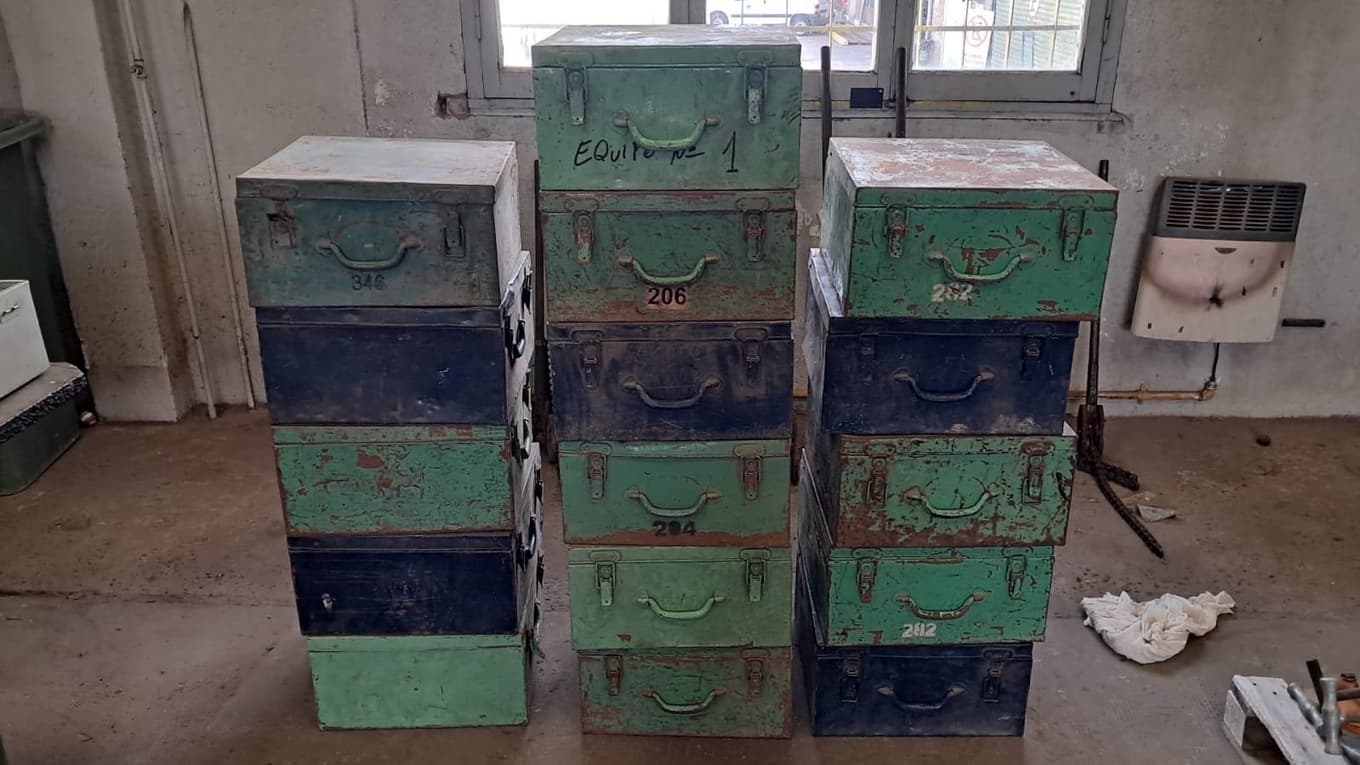 Cajas metálicas, Cantidad: 16 unidades, Condición: usado, con posibles faltantes. LOC: Ciudad Autónoma de Buenos Aires