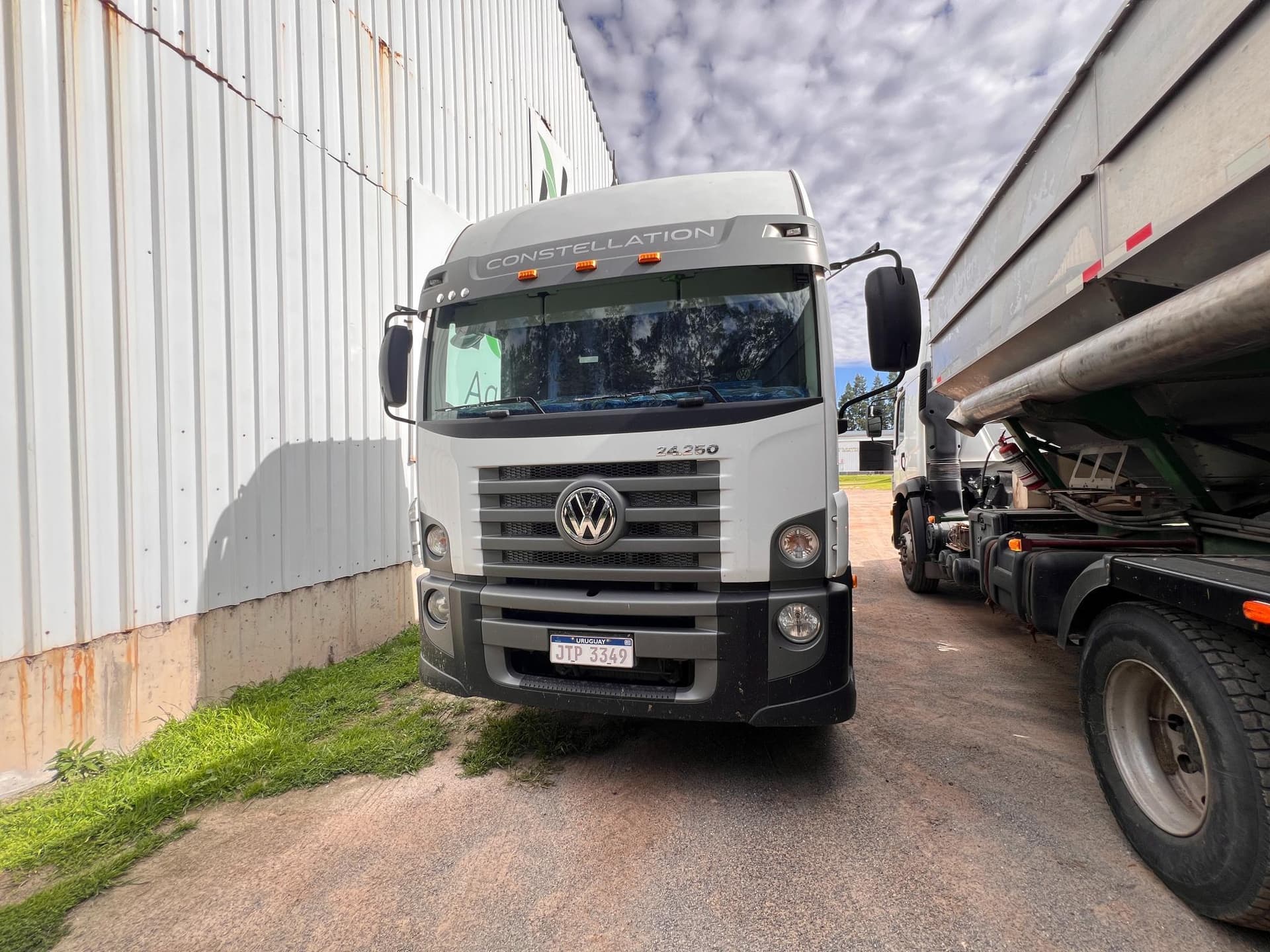 CAMIÓN VOLKSWAGEN 24.250, Año 2023. DOM: JTP3349. Ubicación: PLANTA YOUNG