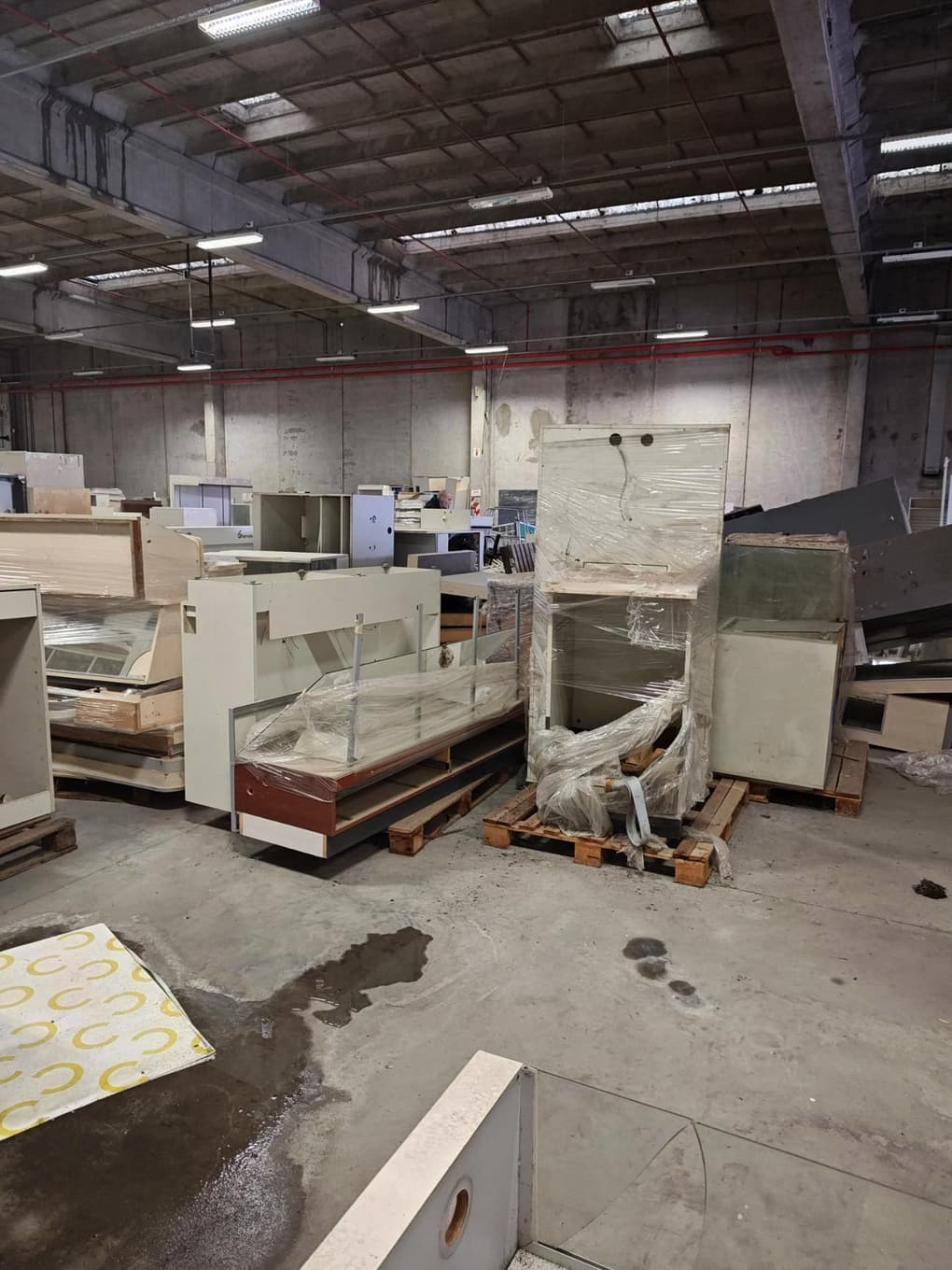Muebles, sillas, exhibidores, góndolas y más, Cantidad: a barrer, Condición: rezago. LOC: Florencio Varela, provincia de Buenos Aires
