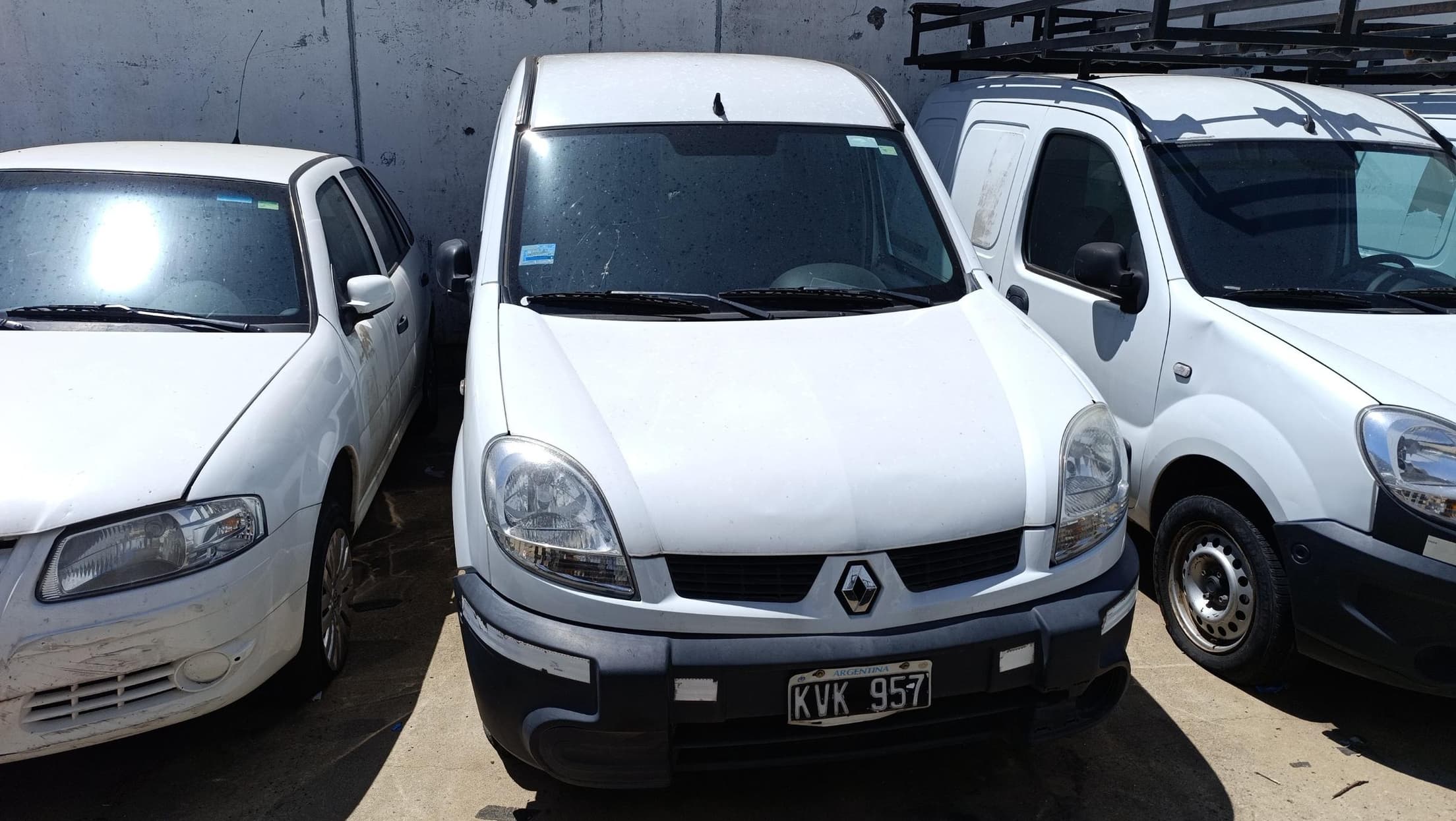 RENAULT FURGON KANGOO CONFORT 1.6 CD AA SVT 1PL, Año 2011. DOM: KVK957. Ubicación: Rosario, provincia de Santa Fe