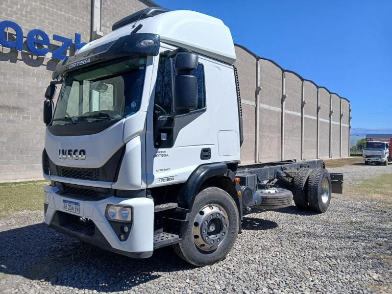 IVECO CHASIS CON CABINA DORMITORIO 170E30NLA31, Año 2025. DOM: AH254BW. Ubicación: San Miguel de Tucumán, provincia de Tucumán