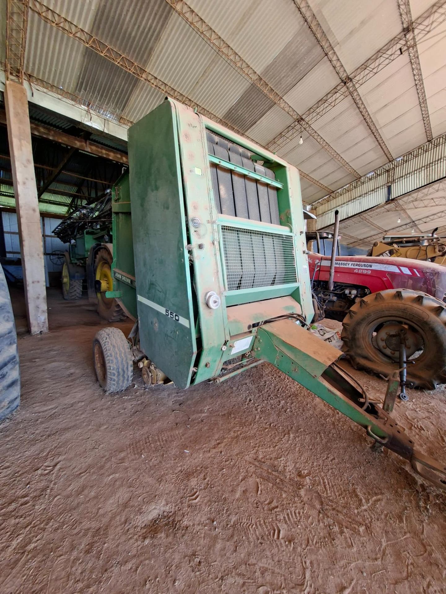 ENFARDADORA JOHN DEERE 550, Cantidad: 1 unidad, Condición: usado, con posibles faltantes. LOC: Estancia San Jose, Departamento San Juan Bautista, Misiones, Paraguay.