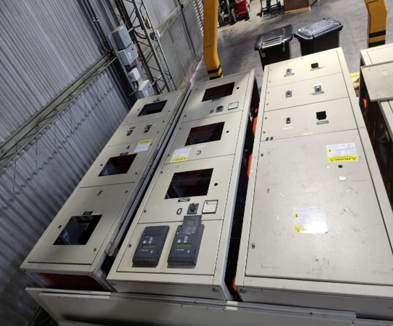 Tableros eléctricos con conductores y componentes eléctricos varios., Cantidad: 6 unidades, Condición: rezago. LOC: El Bracho, provincia de Tucumán