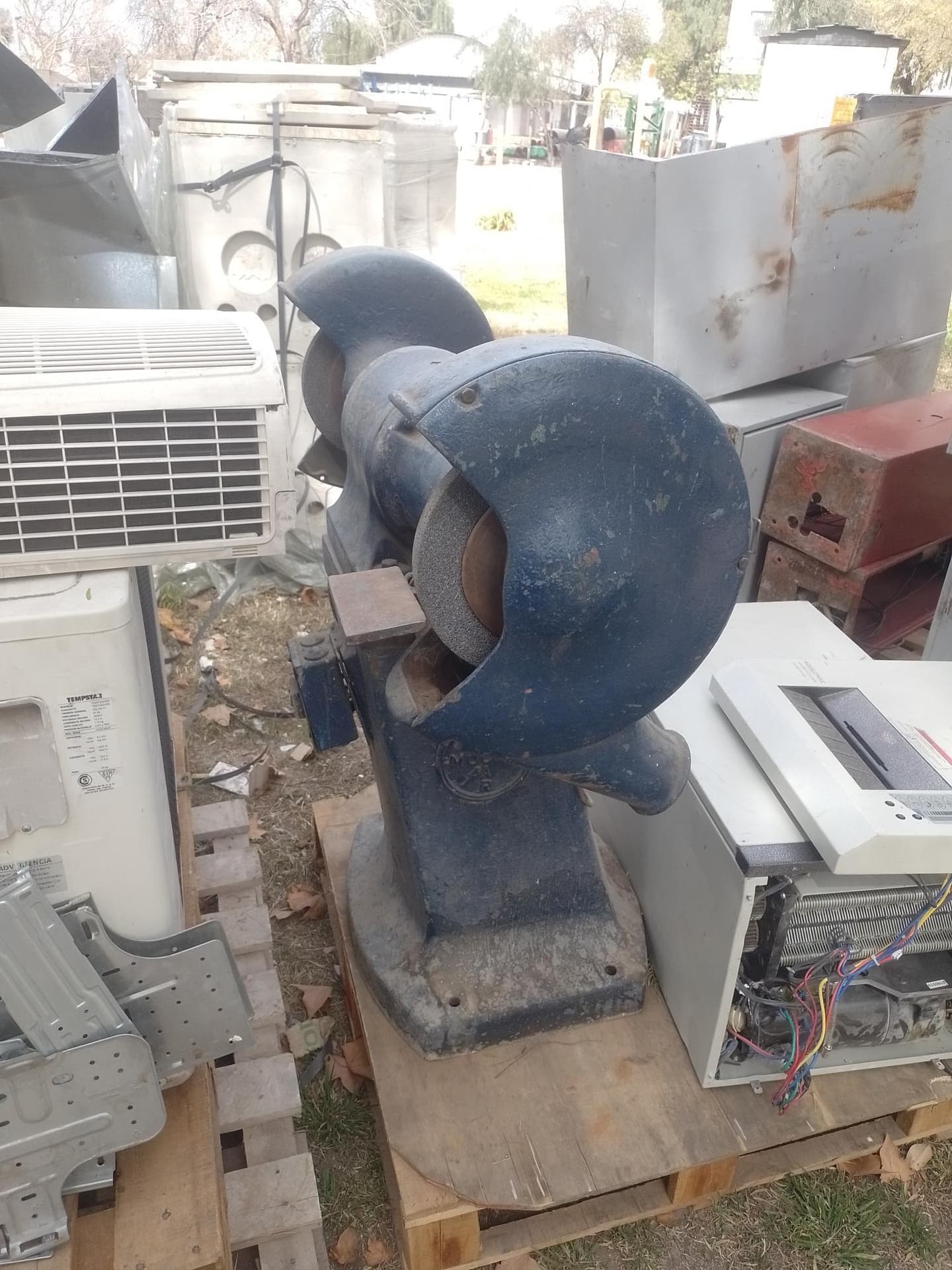 ESMERIL INDUSTRIAL, Cantidad: 1 unidad, Condición: usado, con posibles faltantes. LOC: GODOY CRUZ, provincia de Mendoza