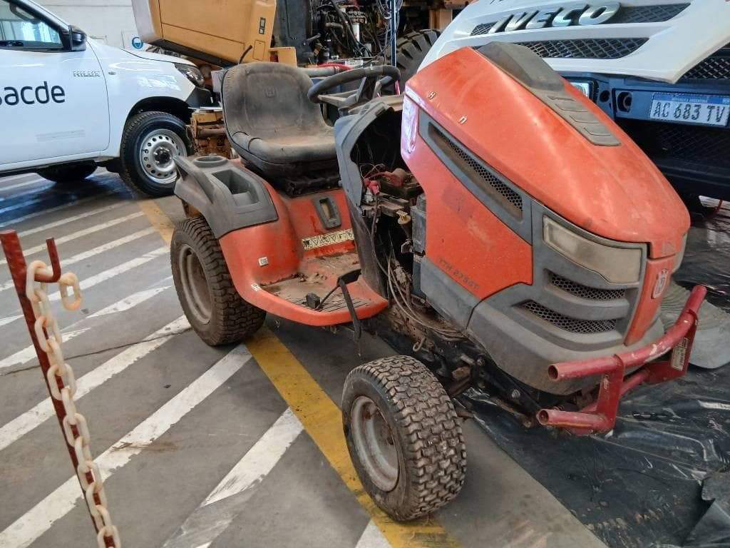 Cortadora de cesped Husqvarna YTH2754T, Año: 2012, Cantidad: 1 unidad, Condición: usado, con posibles faltantes. LOC: San Fernando, provincia de Buenos Aires