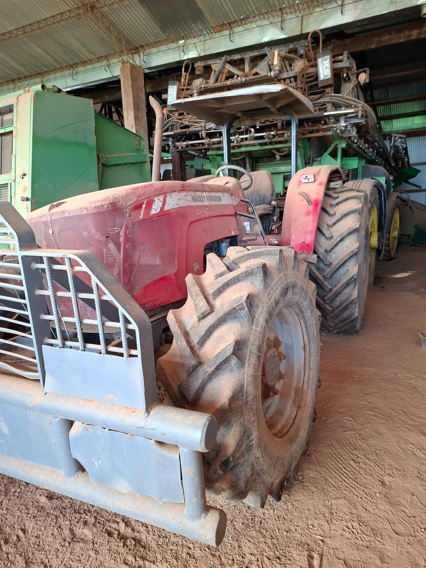 MASSEY FERGUSON TRACTOR AGRICOLA MF4299/4/2015, Año 2015. DOM: TDU517. Ubicación: Estancia San Jose, Departamento San Juan Bautista, Misiones, Paraguay.