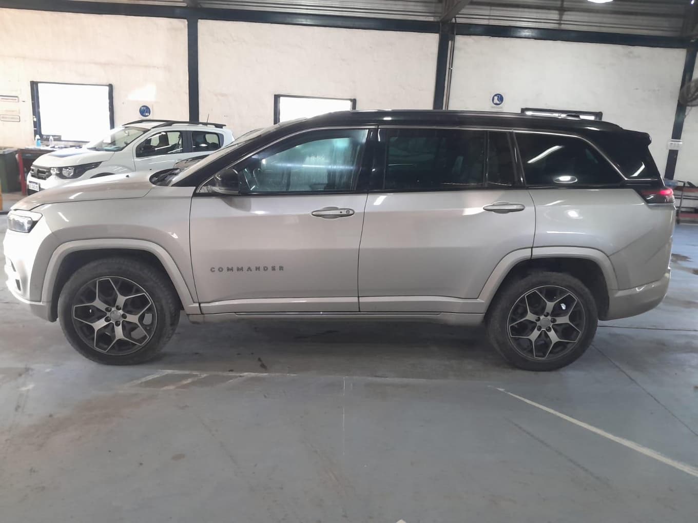 JEEP TODO TERRENO COMMANDER OVERLAND 2.0 AT9 4X4, Año 2022. DOM:  AF208BA . Ubicación: El Palomar, provincia de Buenos Aires