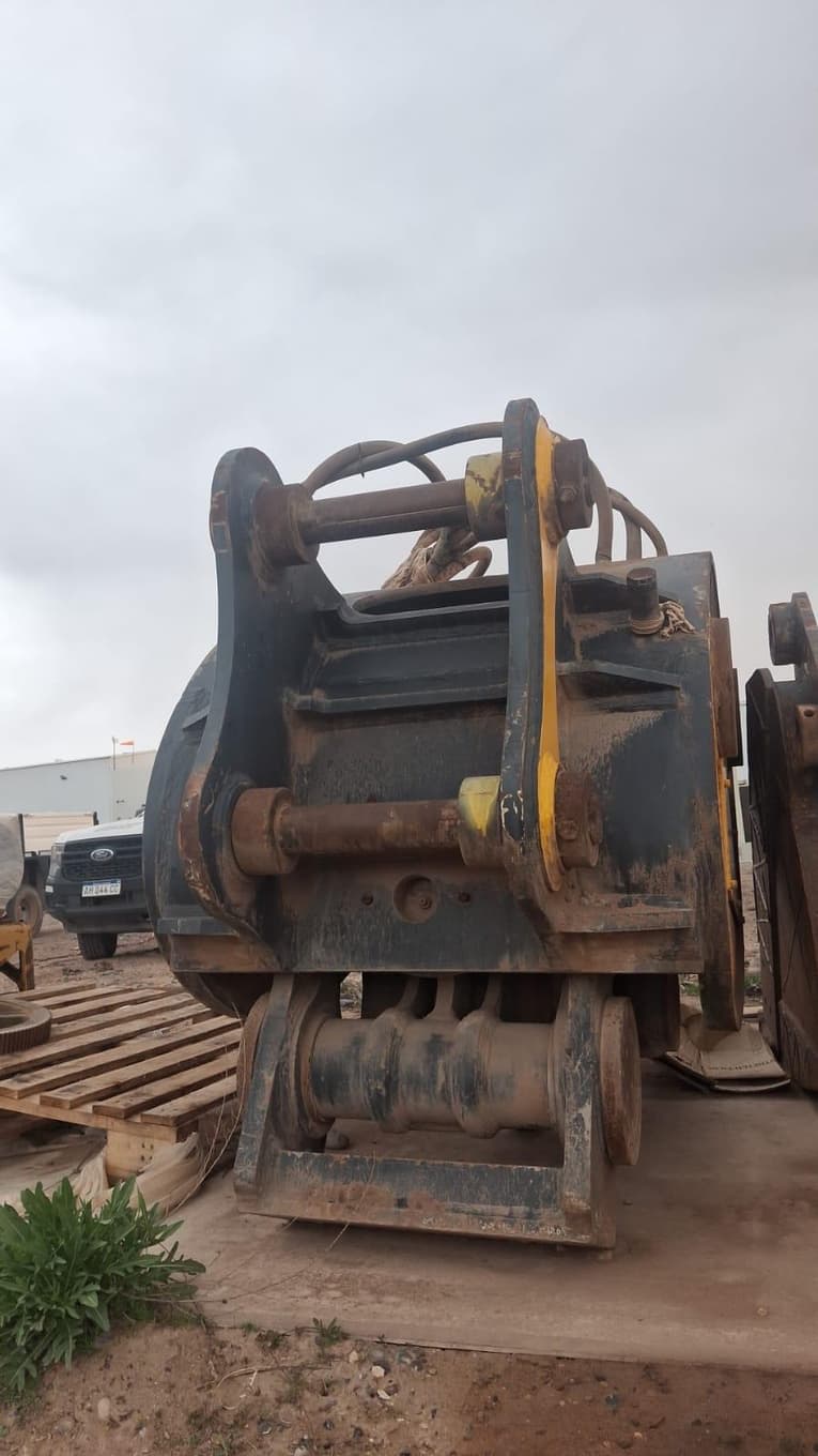 Equipos de compactación Rexor Vibroriper Rexor V300., Cantidad: 1 unidad, Condición: usado, con posibles faltantes. LOC: Centenario, provincia de Neuquén