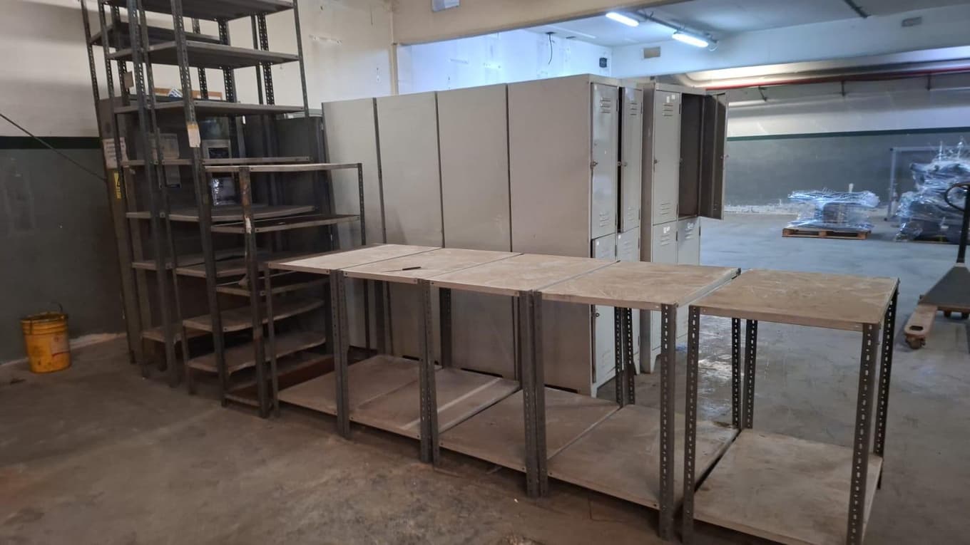 LOCKERS Y ESTANTERIAS, Cantidad: 27 unidades, Condición: usado, con posibles faltantes. LOC: AVELLANEDA, provincia de Buenos Aires