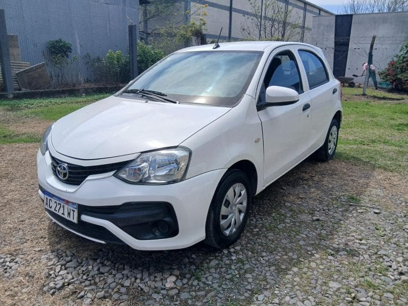 TOYOTA SEDAN 5 PUERTAS ETIOS X 1.5 6M/T, Año 2018. DOM: AC271WT. Ubicación: San Miguel de Tucumán, provincia de Tucumán