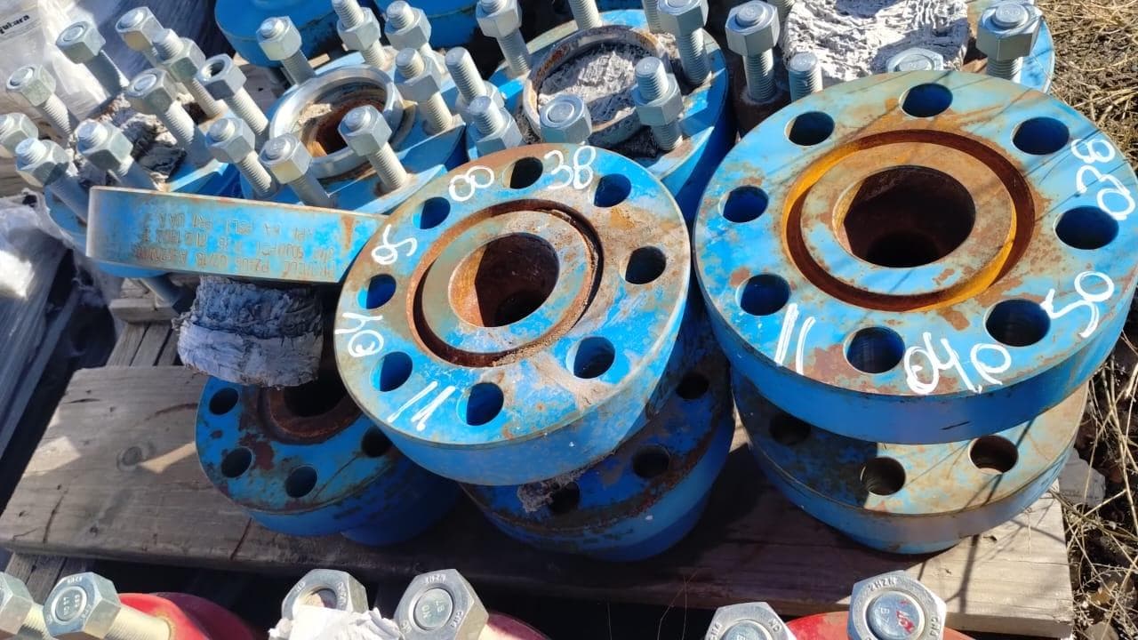 Bridas de diámetros y tipos variados sin uso, Cantidad: 44 Unidades, Condición: Sin uso. LOC: Cerro Dragón, provincia de Chubut